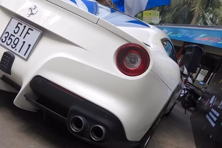Đặc biệt, nằm giữa đuôi xe là một đèn phanh LED 12 bóng, với thiết kế tương tự như những chiếc xe đua F1.