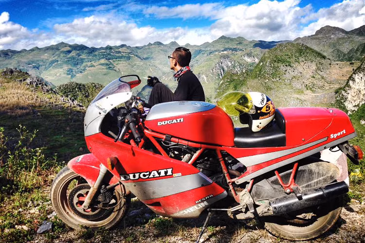 Một chiếc Ducati sport đời cũ nhưng cũng cực kỳ mạnh mẽ khi cùng chủ nhân "lang bạt" trên khắp những cung đường phía Bắc.
