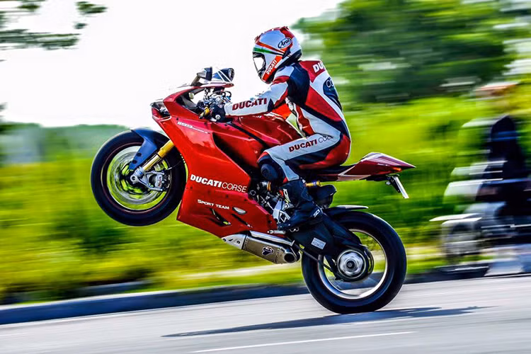 Hang tram chu so huu xe Ducati 