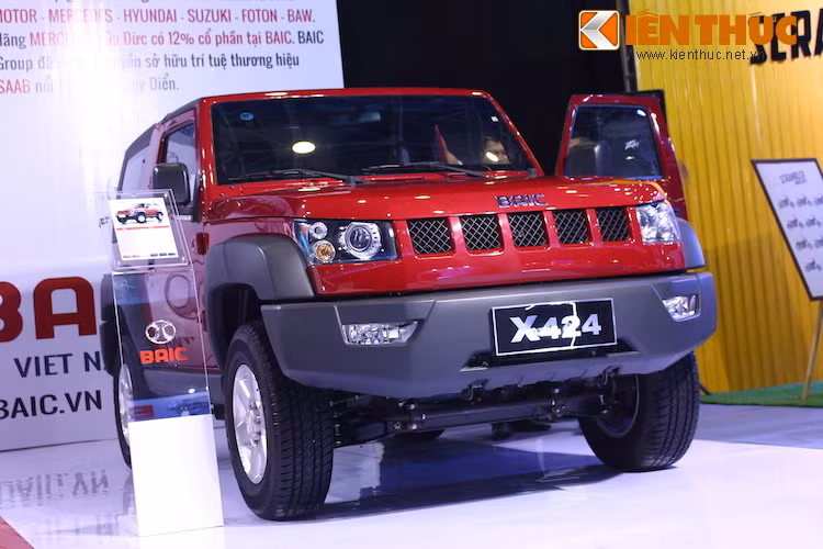 Trong khi đó, X424 là một chiếc SUV cỡ nhỏ, với thiết kế "lai trộn" giữa dòng xe việt dã huyền thoại Jeep và mẫu xe cỡ nhỏ Jimmy của Suzuki. Theo BAIC, mẫu xe này sẽ là "sự lựa chọn hàng đầu cho người tiêu dùng Việt Nam".