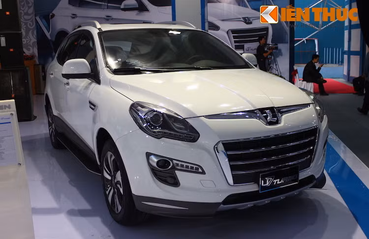 Sử dụng hệ động lực tương tự M7 Turbo, chiếc U7 Turbo có thiết kế dạng crossover, hệ thống thông tin giải trí được thiết kế với sự hợp tác của HTC, 6 túi khí cùng một số hệ thống điện tử hỗ trợ mới.