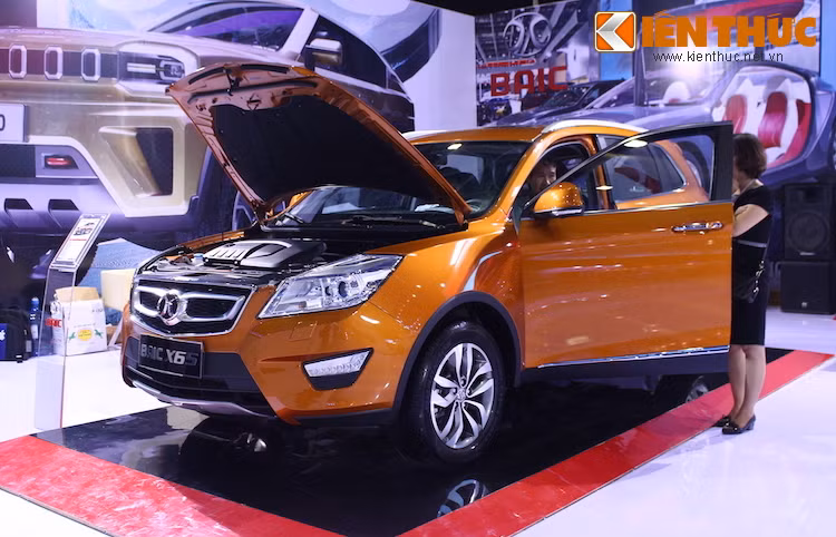 Mẫu xe cuối cùng ở khu trưng bày của BAIC là chiếc X65 - một mẫu crossover với kích thước tương đương với một số "đối thủ" hạng trung như Honda CR-V.