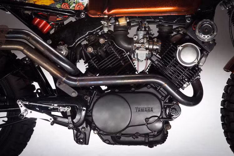 Khối động cơ V-Twin 750 của chiếc xe Yamaha Virago độ được giữ nguyên, chỉ sơn đen mờ lại và bổ sung thêm một số chi tiết mạ làm điểm nhấn.