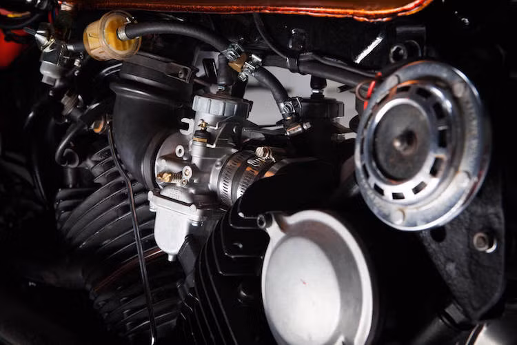 Giữa hai xi-lanh là bộ chế hoà khí, đã được Jacques súc rửa cẩn thận và sơn bạc trước khi gắn lên xe.