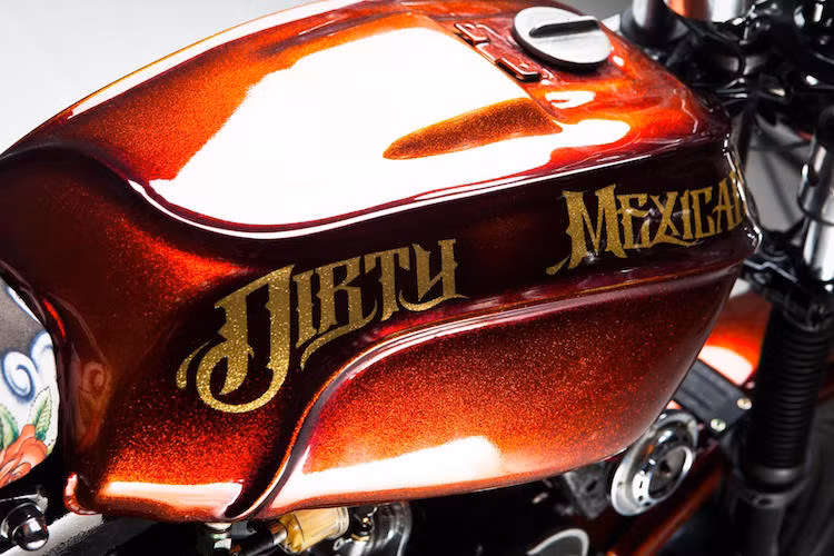 Bình xăng được gò lại với những đường gân độc đáo và đầy phá cách, giống như nét văn hoá tại các nước Mỹ La-Tinh.