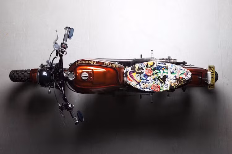 Tay lái của xe được thay bằng loại off-road cao hơn, kèm theo là tay nắm mới, gương chiếu hậu đặt thấp và xi-nhan "độ".