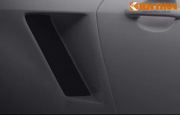 Phía sau cửa được bố trí thêm một khe hút gío mới nhằm làm mát dàn tản nhiệt được bố trí thêm ở phía sau khoang hành lý trên chiếc Rio bình thường.