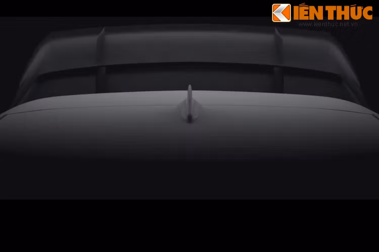 Giống nhiều mẫu xe khác tham gia giải World Rallycross, Rio RX cũng sử dụng cánh đuôi bằng sợi carbon được gắn trên kính sau.