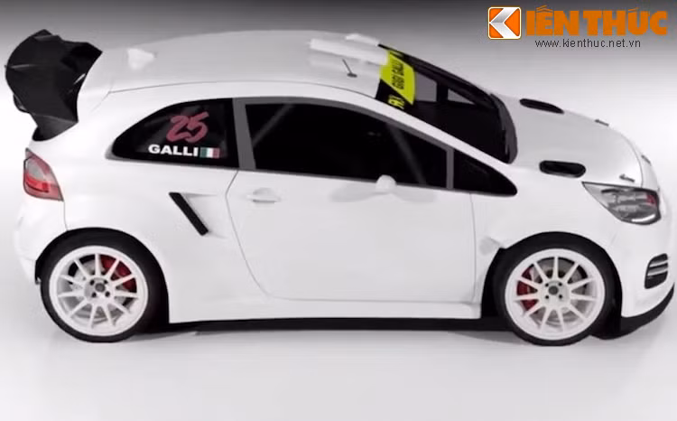 Dựa trên cơ sở chassis của chiếc Rio dành cho "dân thường", nhưng Kia Rio Rallycross RX đã được thiết kế lại một cách triệt để nhằm chịu đựng được sự khắc nghiệt của các cuộc đua rally nhưng vẫn bảo đảm được tính cạnh tranh so với các đối thủ.