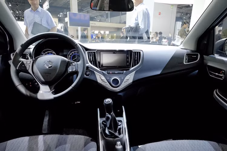 Trong đó nổi bật nhất phải kể tới màn hình hiển thị đa thông tin, hỗ trợ kết nối với iDevice thông qua Apple CarPlay, ngoài ra còn có các hệ thống giữ ga tự động Cruise Control, hệ thống phanh radar...