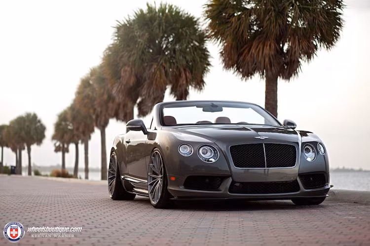 Bên cạnh mâm "khủng", chiếc xe còn được trang bị hệ thống treo khí với khả năng điều chỉnh chiều cao tự do.