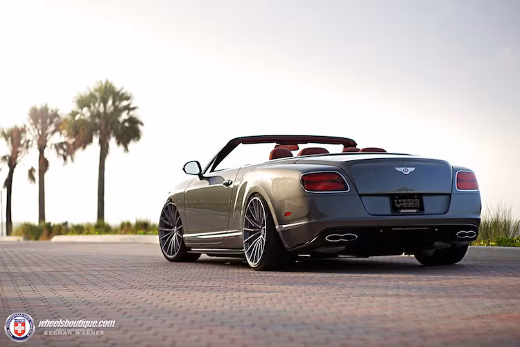 Khi hạ hết cỡ, chiếc Bentley sẽ thấp xuống gần sát với thành lốp, khiến chiếc xe trở nên thể thao hơn.