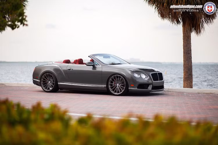 Dù có trọng lượng nặng nhưng nhờ có động cơ V8 4.0 tăng áp kép được cải tiến so với phiên bản V8 thường nên Bentley GTC V8S vẫn có thể đạt 0-100 km/h trong 4,7 giây và tốc độ tối đa 308 km/h.