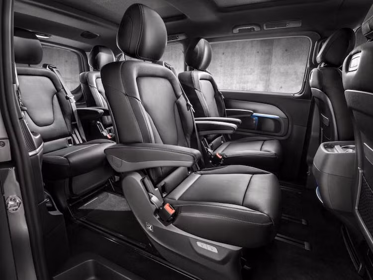 Từng ghế ngồi đều được bọc da cao cấp; tuy nhiên với gói AMG Line, các mảnh da được khâu lại với nhau bởi chỉ trắng tương phản.