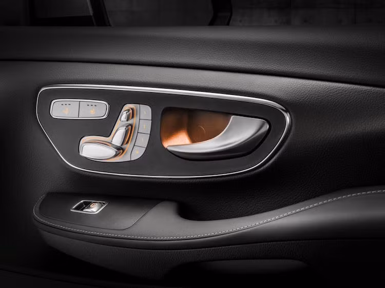 Hàng ghế trước của xe có thể điều chỉnh đa hướng, nhớ 3 vị trí và có đầy đủ sưởi cùng quạt gió.