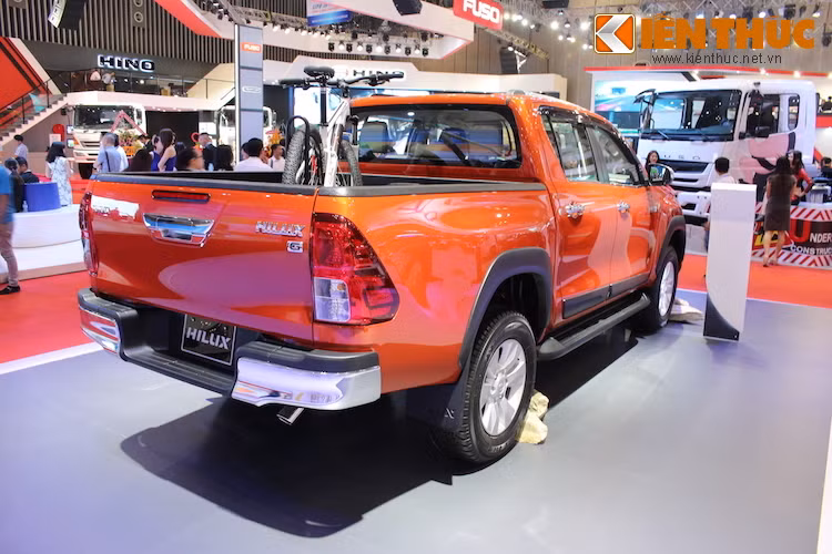 Chiếc Hilux là điểm nhấn chính của khu vực Huyền thoại, được Toyota giới thiệu tới khách hàng Việt cách đây khoảng 1 tháng và là phiên bản mới nhất, được thiết kế lại hoàn toàn của dòng bán tải nổi tiếng về độ bền này.