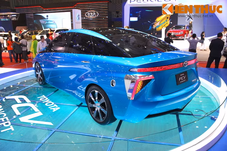 FCV sử dụng Tế bào nhiên liệu để hoạt động. Về cơ bản, chiếc xe vẫn hoạt động nhờ những động cơ điện, nhưng điện năng sẽ được sinh ra từ phản ứng giữa các nguyên tử trong hydro được nạp vào xe và oxi bên ngoài không khí, tạo ra dòng điện nạp vào pin của xe và chỉ thải nước sạch ra ngoài môi trường.