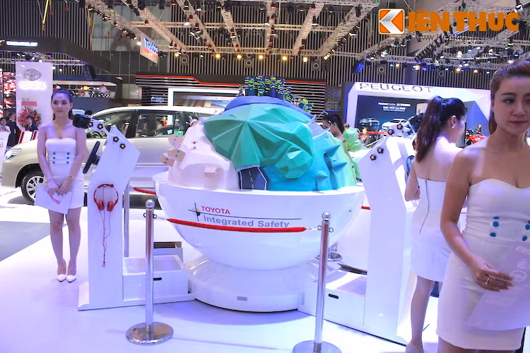 Ngoài những mẫu xe được trưng bày, Toyota còn tương tác với khách thăm quan qua những trò chơi lý thú, chẳng hạn như giả lập lái xe thực tế ảo 3 chiều.