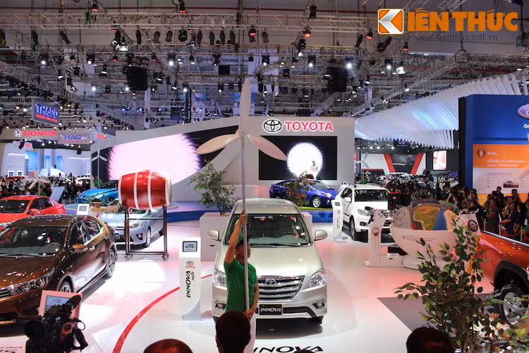 Trong triển lãm VMS 2015, khu trưng bày của Toyota Việt Nam (TMV) được thiết kế theo ý tưởng hình khối thời gian Hôm nay - Ngày mai - Tương lai và hướng tới một môi trường "xanh" hơn.