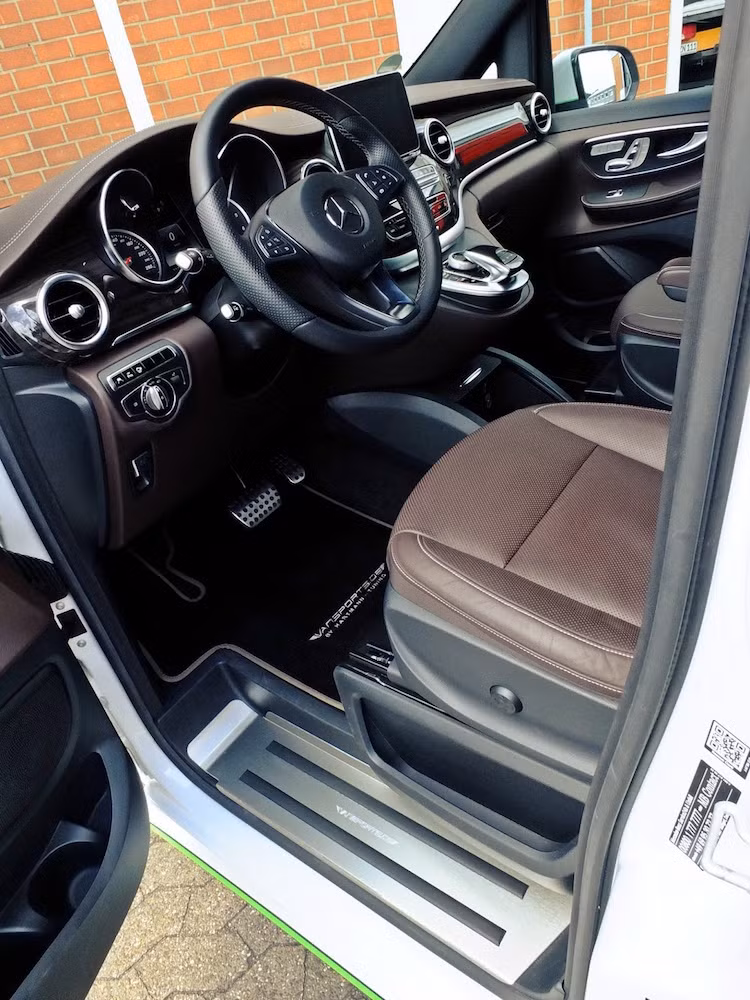 Nội thất của V-Class vốn đã khá sang trọng, chính vì vậy Hartmann chỉ nâng cấp bằng cách bọc lại trong gam màu nâu của da cao cấp.
