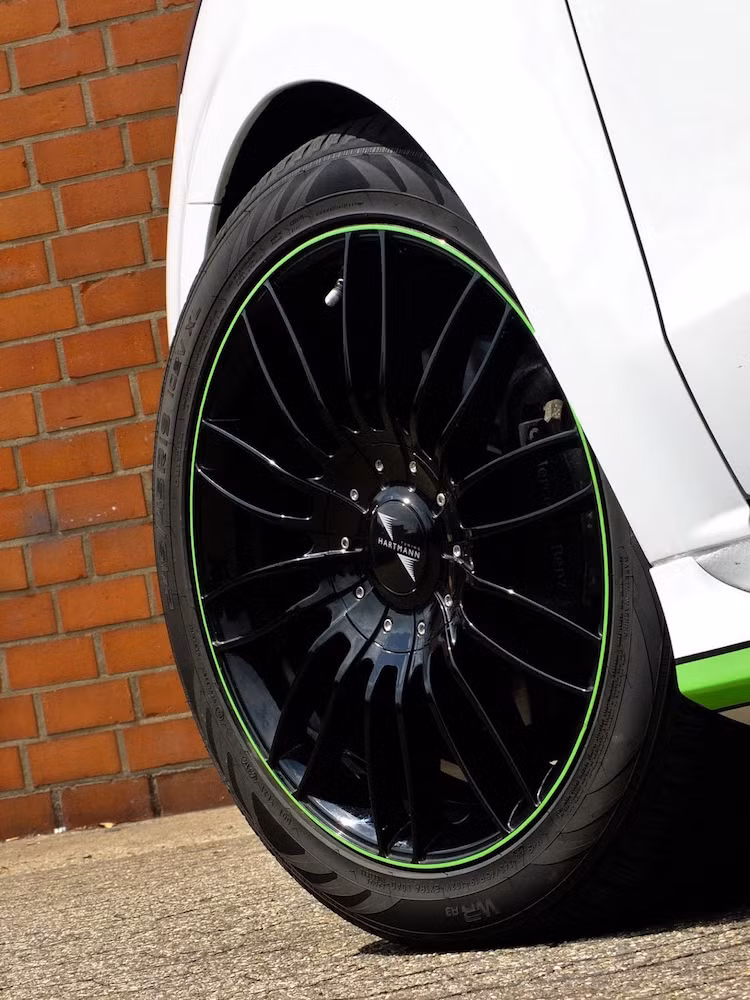 Hệ thống treo của xe cũng đã được hạ thấp, sau đó Hartman đã thay bộ vành bằng loại VEST-1 19 inch đặc biệt, với thiết kế 10 cánh kép do hãng thiết kế.