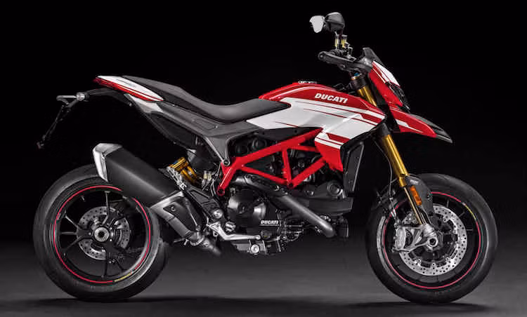 Cuối cùng, các dòng Hypermotard và Hyperstrada cũng đã được nâng cấp lên bản 939 với động cơ lớn hơn, có dung tích 937 cc và đạt công suất 113 mã lực. Riêng Hypermotard có thêm biến thể SP với nhiều phụ tùng "hàng hiệu" hơn.