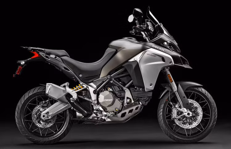 "Gia đình xế phượt" Multistrada vừa đón chào thêm thành viên mới Multistrada Enduro, với khả năng di chuyển qua những hành trình dài với địa hình khó khăn ưu việt hơn nhờ có vành nan, giảm xóc và gầm cao hơn 3 cm, tư thế ngồi thiết kế lại.