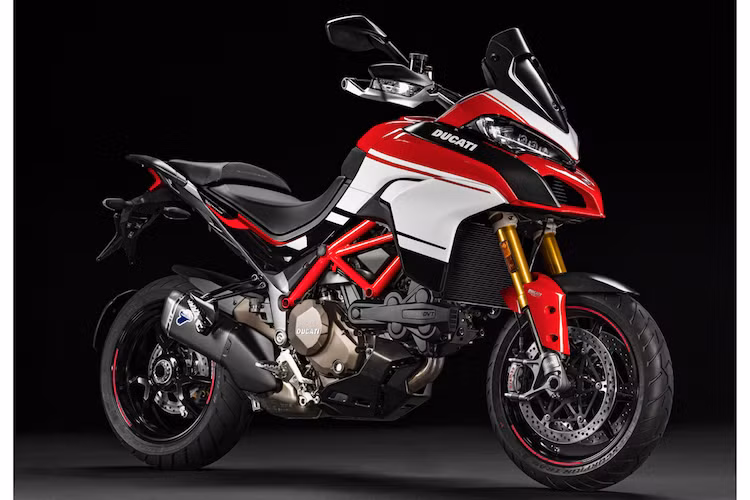 Bên cạnh đo, dòng Multistrada thường cũng có thêm bản Pikes Peak thể thao hơn với tem đấu đặc biệt, cặp phuộc Ohlins mới cùng pô thể thao Termignoni.