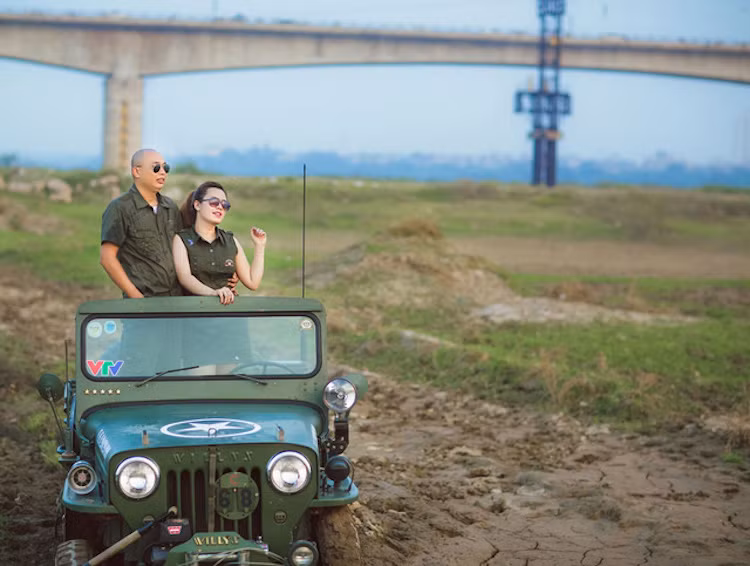 Chiếc Jeep Willys CJ3B mà cặp đôi đã sử dụng cho bộ ảnh cưới được Lý Trí Sơn - một thành viên trong hội Jeep miền Bắc, (HJB) hỗ trợ.