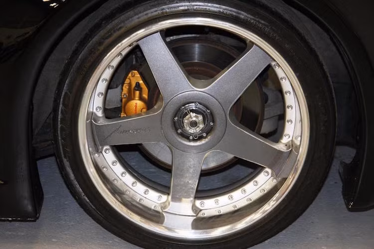 Ở bốn bánh xe là bộ mâm ANDREW RACING Evolution V bản lớn, với các cánh mâm được sơn cùng màu với thân xe.