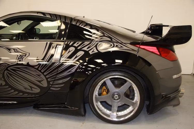 Ở bên ngoài, chiếc 350Z này nổi bật bởi màu sơn xám - đen cùng với các hình vẽ trang trí đặc biệt hình bọ cánh cứng cách điệu nằm ở bên trái xe.