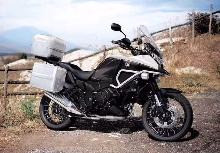 VFR1200X 2016 sẽ được Honda bán tại thị trường Mỹ từ tháng 4 năm sau. Ngoài ra, Honda cũng bán cả những phụ kiện dành cho dân "phượt" như hộp đựng đồ bằng nhôm, khung bảo vệ, đèn cao áp...