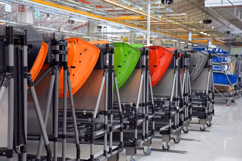 Tương tự như thân xe, từng panel vỏ cũng được sơn ngoài.