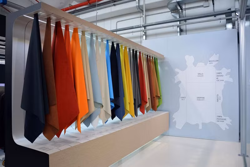 Tại xưởng bọc nội thất Lamborghini có đủ các loại da và chất liệu bọc với các màu sắc khác nhau để có thể bọc theo ý khách hàng. Một sơ đồ giúp người công nhân có thể biết tấm da được lấy từ những phần nào của con bò.