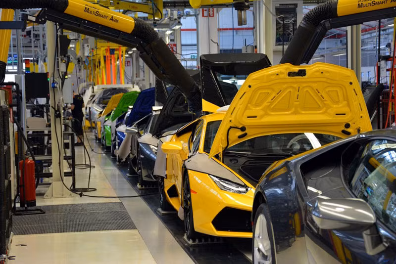 Những cánh tay robot hỗ trợ lắp ráp vỏ xe.