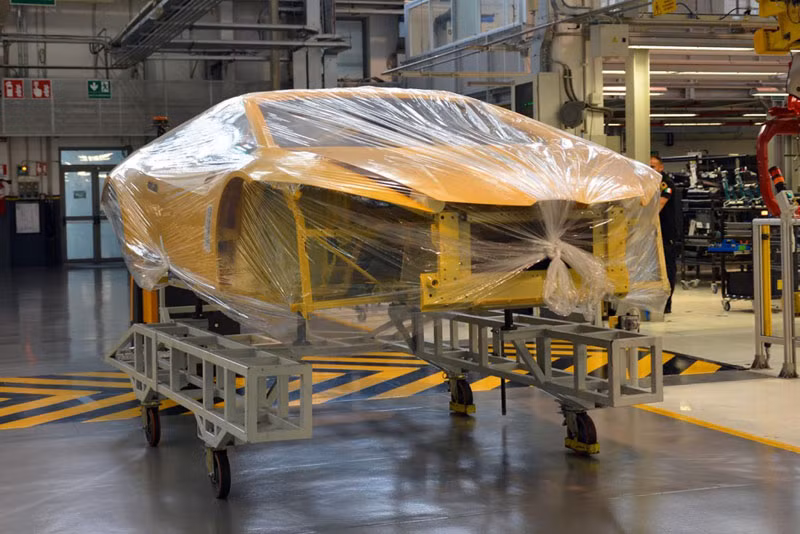 Thân của từng chiếc Lamborghini đều được sản xuất trước sau đó gửi tới một đơn bị bên ngoài để sơn. Chiếc Huracan được sơn tại nhà máy của Audi ở Neckarsulm - Đức trong khi Aventador sơn tại một hãng Ý có tên Imperiale hoàn toàn thủ công bởi một nhân viên duy nhất.