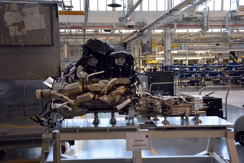 Sau khi lắp ráp hoàn thiện, mỗi động cơ còn phải trải qua một quá trình kiểm tra gắt gao khác. Mọi việc cũng tương tự với hộp số. Sau khi hoàn thiện, động cơ và hộp số được gắn với nhau tạo thành hệ động lực của xe.