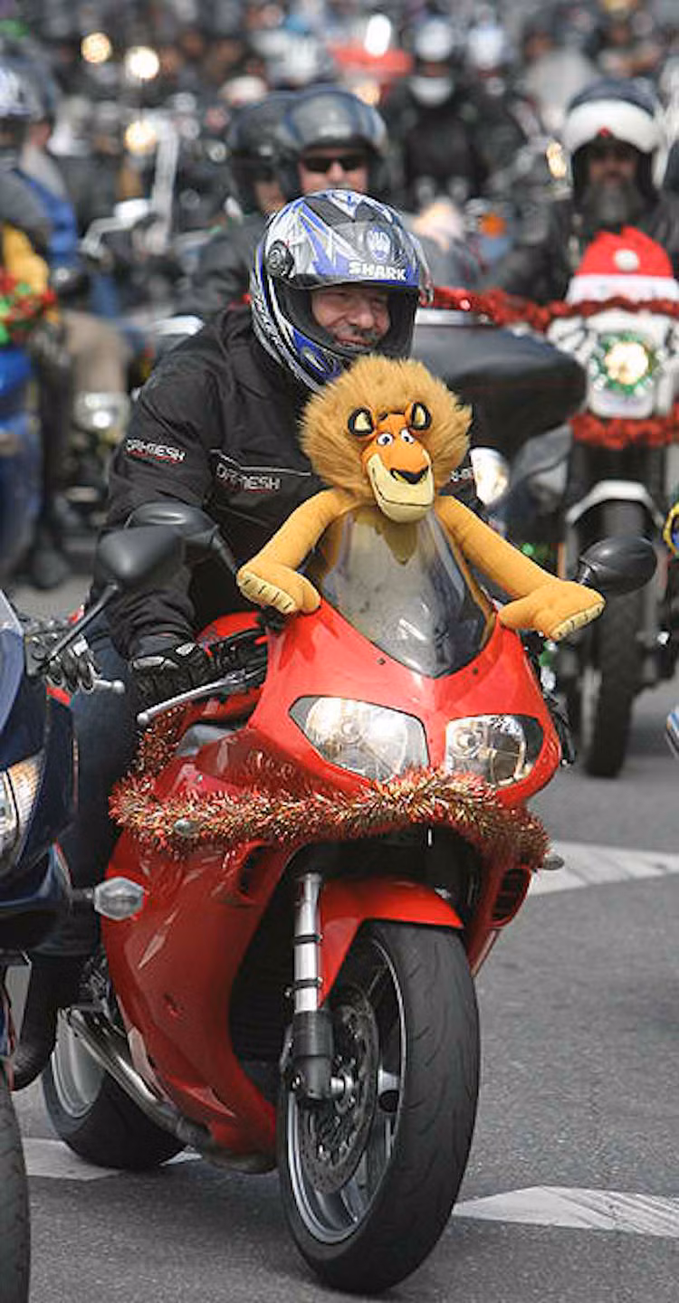 Một số khác lại dành nhiều thời gian để có thể cùng "chiến mã" hai bánh rong ruổi trên các cung đường.