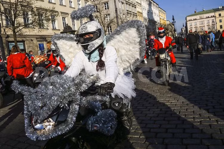 Và không chỉ có nam giới, các biker nữ cũng tỏ ra rất nhiệt tình trong "cuộc chơi" Giáng Sinh này.