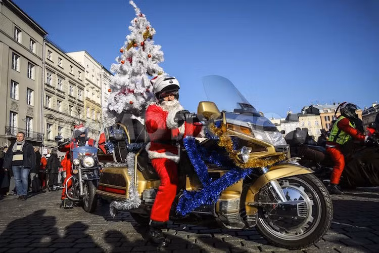 Việc trang trí có thể rất đơn giản, chỉ sử dụng các dải ruy băng hay những chi tiết gợi nhớ tới Giáng Sinh như hộp quà, chuông, cây thông tới phức tạp hơn như sơn lại xe màu đỏ hay thậm chí là "độ" hẳn một chiếc xe dành riêng để đón Giáng Sinh.