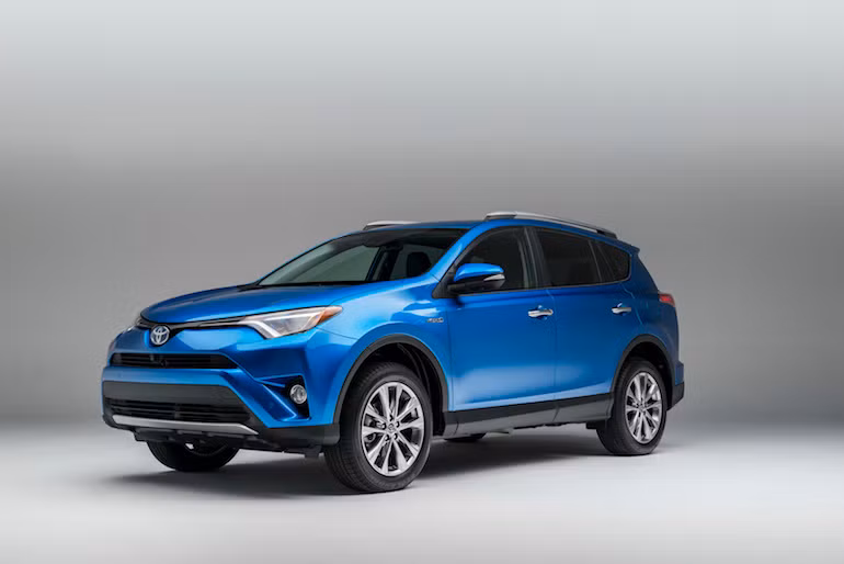 Tương tự, Toyota cũng tung ra chiếc RAV4 nâng cấp, với phần đầu thể thao hơn cùng những cải tiến nhẹ ở nội và ngoại thất.