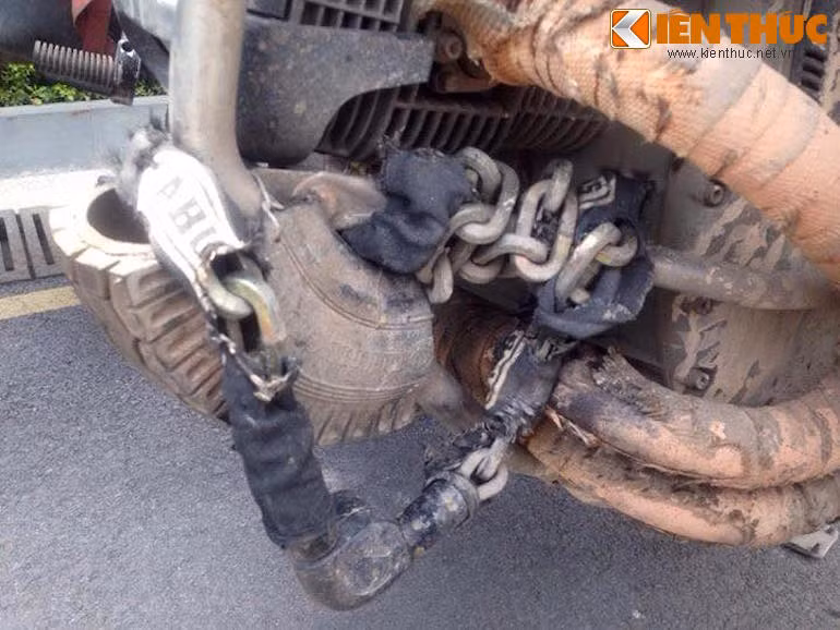 Chiếc"Bonnie" của Anne sử dụng chế hoà khí, trong khi "Clyde" có hệ thống phun xăng điện tử hiện đại hơn.