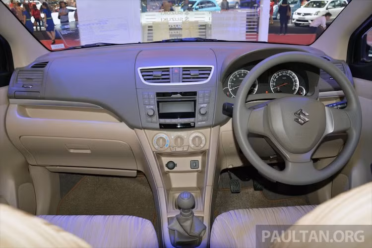 Tuy nhiên, nội thất của Ertiga gần như không có sự thay đổi nào khi vẫn sử dụng chất liệu nhựa trông khá "rẻ tiền".