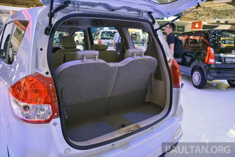 Trong đó, hàng ghế thứ 3 có khả năng gập 50/50. Khi gập hết lại, khoang hành lý của xe sẽ có thể tích gia tăng đáng kể.