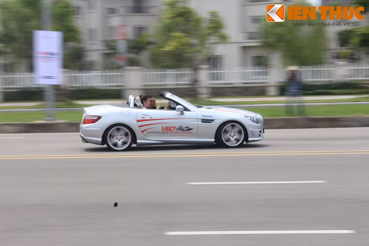 Phần 2 là kỹ năng sử dụng hệ thống phanh ABS/BAS, yêu cầu người tham gia phải chay tốc độ cao qua những "cửa" cho trước rồi phanh gấp trong khu vực quy định sẵn.