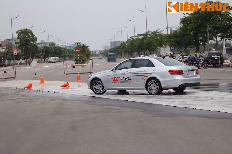 Cuối cùng là bài huấn luyện kỹ năng chuyển hướng trên đường trơn trượt và đổi hướng đột ngột, cùng bài tập phụ trải nghiệm tính năng đỗ xe tự động Active Parking Assist.