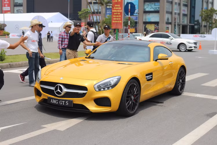 Những người đạt thành tích tốt trong các bài huấn luyện đã có dịp được ngồi bên ghế phụ, trải nghiệm sức mạnh của AMG GT S với sự điều khiển của tay đua chuyên nghiệp từ Mercedes.