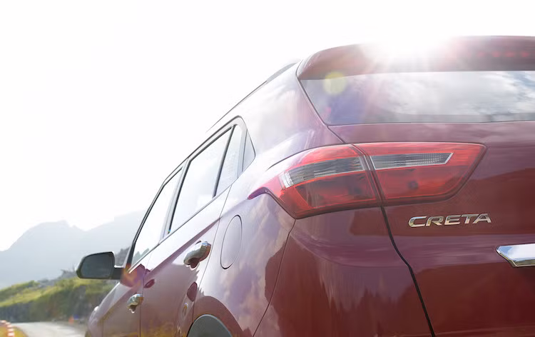 Bên cạnh thiết kế lấy cảm hứng từ những chiếc Hyundai Crossover cao cấp hơn, Creta vẫn mang trên mình những nét thiết kế đặc trưng riêng biệt như đèn sương mù dựng dọc, cụm đèn hậu được vuốt gọn, trụ A và B đen bóng cùng giá để đồ trên cao.