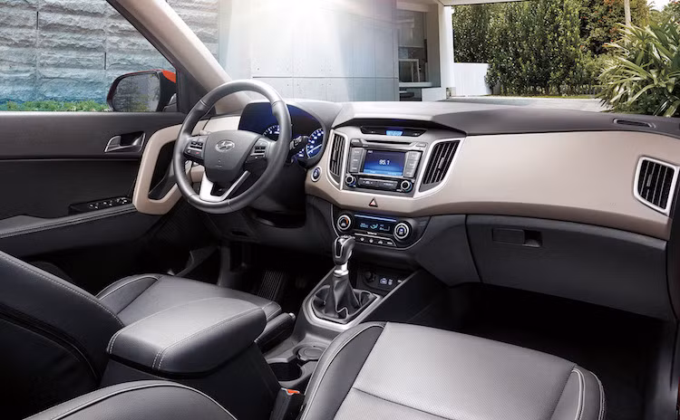 Bên trong cabin, nội thất của Creta được thiết kế tiện nghi, bố trí các trang bị tiện ích một cách khoa học để tối ưu vị trí sắp xếp. Vô lăng xe tích hợp các nút điều khiển thông số cài đặt, chuyển nhạc, nhận cuộc gọi.