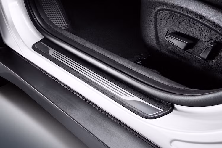 Ghế lái xe điều chỉnh điện 8 hướng cùng vô lăng có thể điều chỉnh góc cao, thấp 4 hướng giúp người lái có được tư thế ngồi thỏa mái nhất.